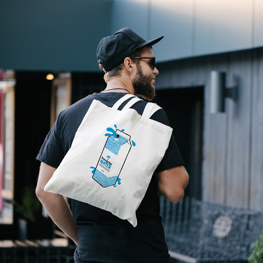 Tote bag with 2025 pocket for water bottle